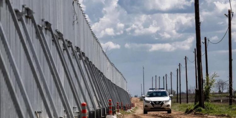 اليونان تعلن تمديد الحاجز الحديدي على حدودها مع تركيا