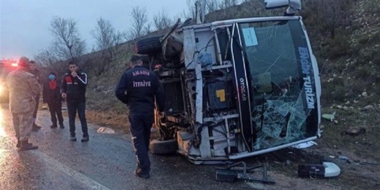 تركيا.. انقلاب “حافلة نقل” يسفر عن إصابة 28 شخصًا