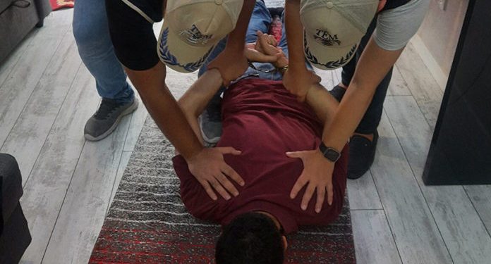 تركيا.. الشرطة تسرق 4 آلاف دولار من منزل طبيب أثناء اعتقاله