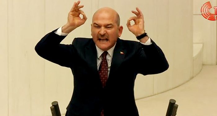 وزير داخلية تركيا يطعن في شرف صحفية