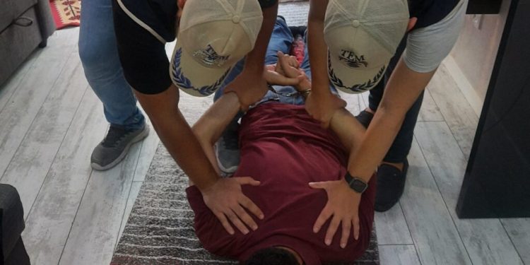 تركيا.. اعتقال طبيب أسنان بتهمة الانتماء لحركة الخدمة