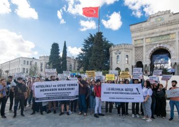 طلاب جامعة إسطنبول يحتجون على ارتفاع أسعار الوجبات