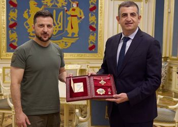 زيلينسكي يهدي “وسام الاستحقاق” لمدير شركة بيراقدار التركية