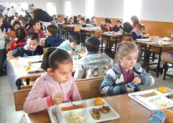 مقترح برلماني بتقديم تغذية مجانية في المدارس التركية