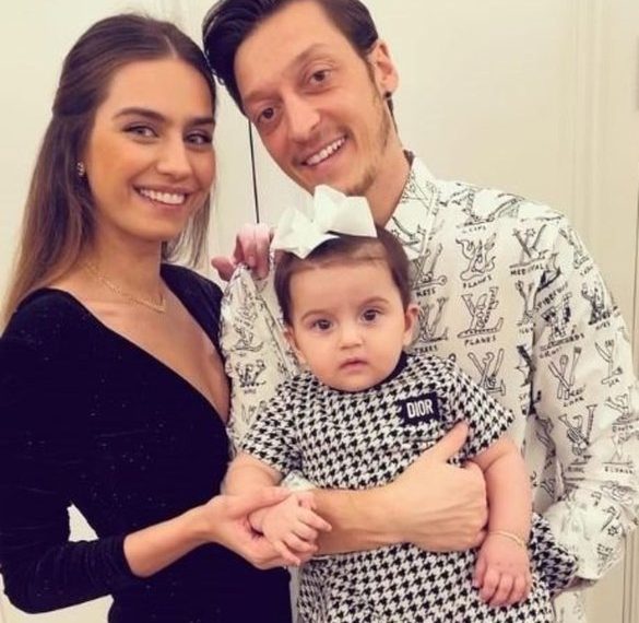 اللاعب التركي مسعود أوزيل يرزق بطفلته الثانية