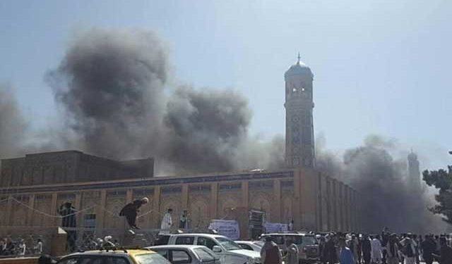 انفجار هائل في أحد أكبر مساجد “هرات” في أفغانستان يودي بحياة العشرات