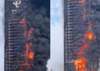 التلفزيون الصيني يتحدّث عن حريق ضخمٍ اندلعَ في ناطحة سحاب وسط الصين