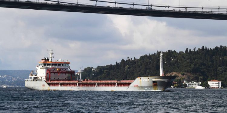 سفينة الشحن “ليدي زيما” تجنح في مضيق البوسفور وتغلق حركة الملاحة