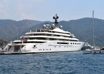 يخت “بلو” الضخم المملوك للأسرة الحاكمة الإماراتية يرسو في “مرمريس” التركية