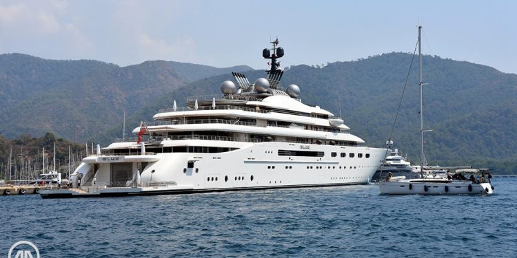 يخت “بلو” الضخم المملوك للأسرة الحاكمة الإماراتية يرسو في “مرمريس” التركية