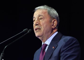 وزير الدفاع التركي يهدد اليونان