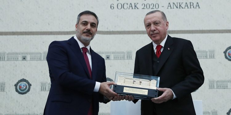 صحفي تركي: الاستخبارات التركية تدير الإعلام عبر عملائها