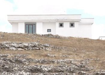 قيادية بالحزب الحاكم تبني منزلًا خرسانياً بموقع تراثي