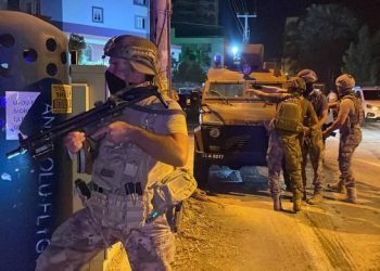 هجوم بالأسلحة والقنابل على مركز شرطة في مرسين