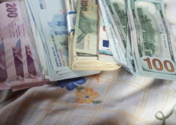 تركي يعيد نصف مليون ليرة عثر عليها في الشارع إلى أصحابها