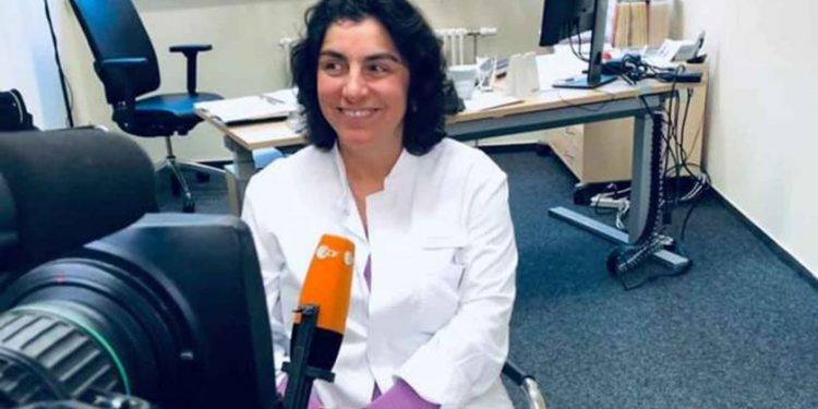 فوربس تحتفي بجراحة ألمانية من أصول تركية تجري عملية نقل قلب صناعي