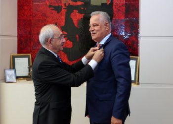 تركيا.. مؤسس بحزب أردوغان ينضم لأكبر أحزاب المعارضة