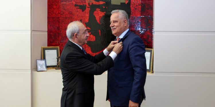 تركيا.. مؤسس بحزب أردوغان ينضم لأكبر أحزاب المعارضة