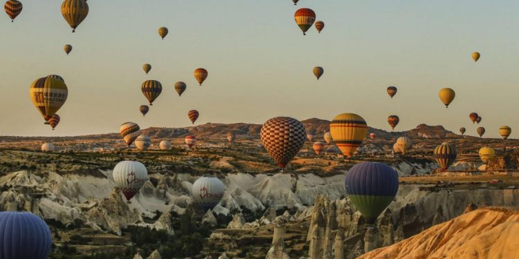 تركيا.. مصرع سائحين وإصابة 3 إثر سقوط منطاد