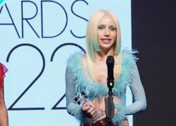 مغنية بوب تركية تحضر أولى جلسات المحاكمة عن تعليقها حول مدرسة دينية