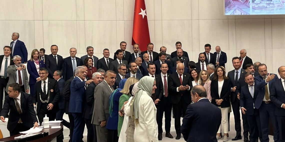 برلماني: قانون الرقابة على “التواصل الاجتماعي” صدر بعد نقاش أمريكي أوروبي!