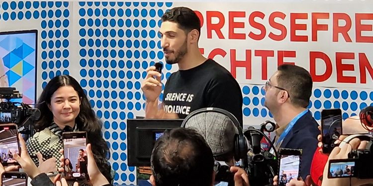 أنس كانتر يبرز الانتهاكات في تركيا خلال معرض فرانكفورت للكتاب