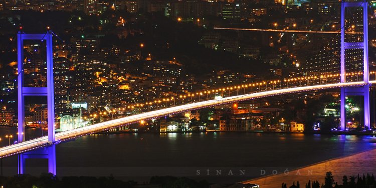 إسطنبول.. عطل فني في إحدى السفن يتسبب في إغلاق مضيق البوسفور