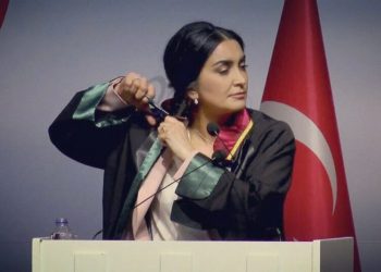 محامية تركية تقص شعرها تضامنا مع مهسا أميني