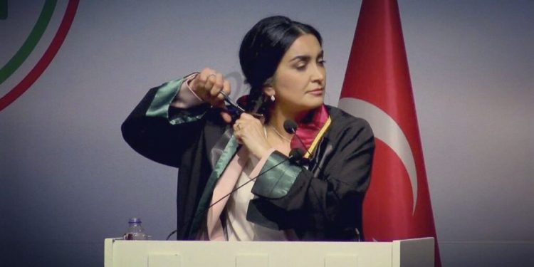 محامية تركية تقص شعرها تضامنا مع مهسا أميني
