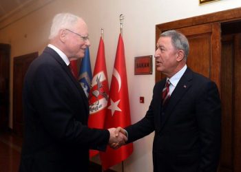 وزير الدفاع التركي ونظيره الإسرائيلي يبحثان أمن المنطقة