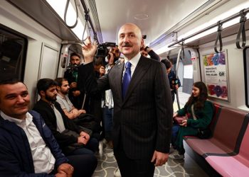 وزير النقل التركي يركب المترو ويرفض الجلوس!