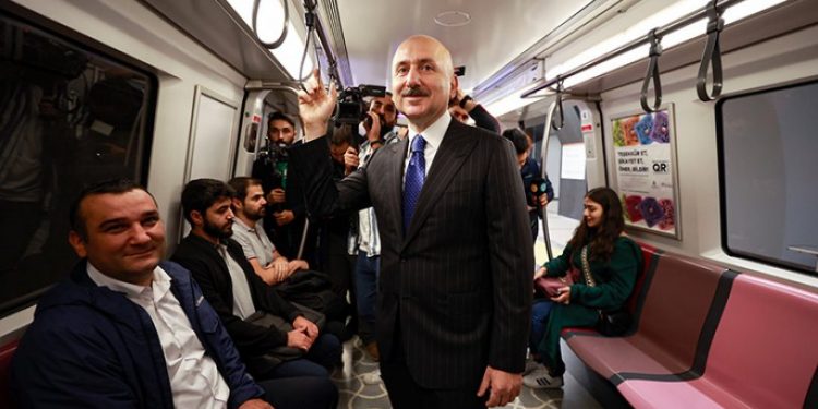 وزير النقل التركي يركب المترو ويرفض الجلوس!