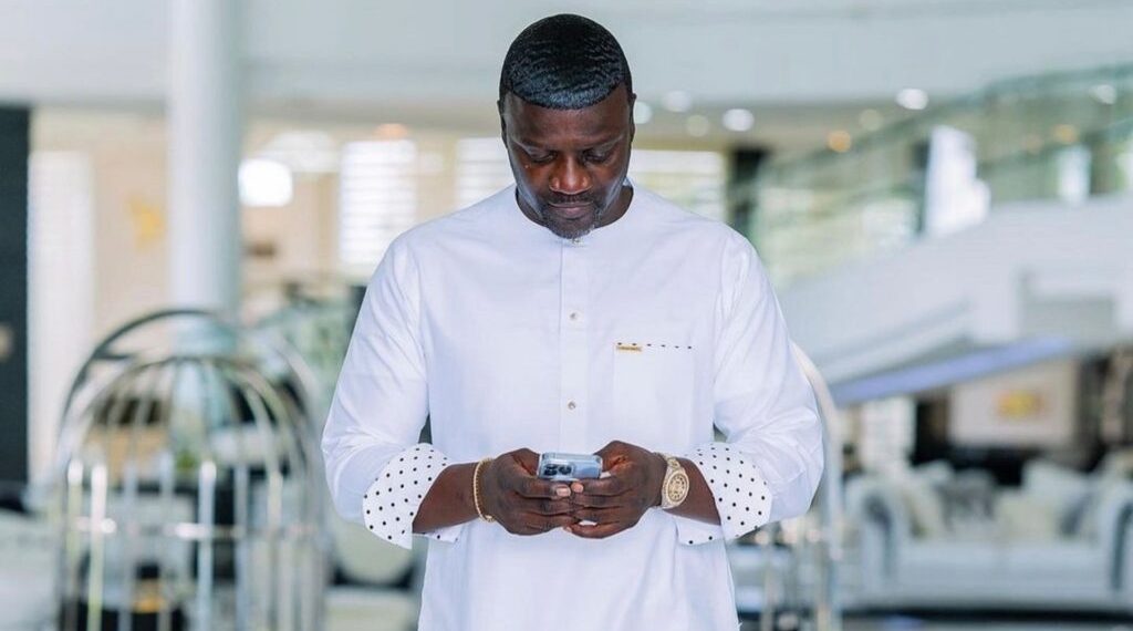 المطرب الأمريكي إيكون يشيد بأطباء تركيا