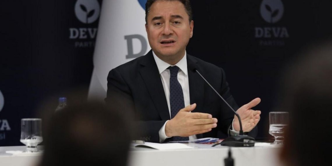 علي باباجان: حزب أردوغان يشكل تهديدًا لأمن تركيا