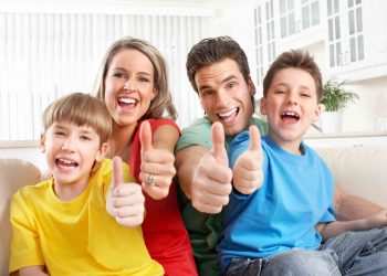 خبراء ينصحون الآباء بعدم مكافأة الأبناء بهذه الأشياء