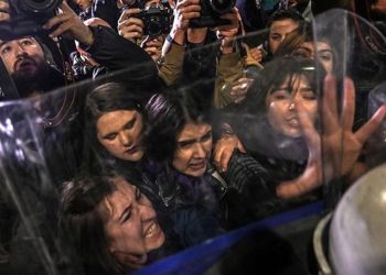 اعتقال 200 سيدة في تظاهرة احتجاجية ضد العنف تجاه المرأة