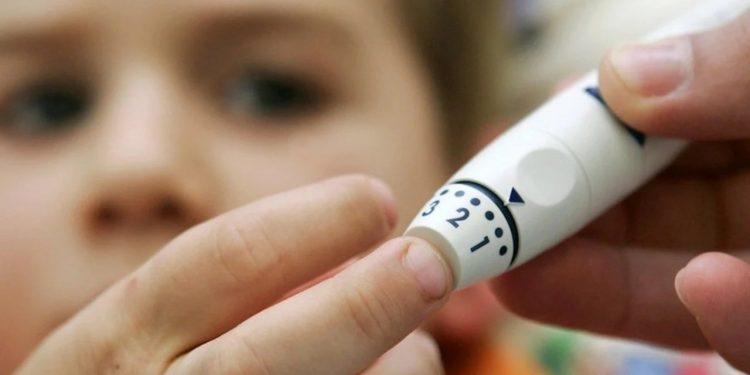 برلماني: الأسر تقترض لشراء جهاز السكري للأطفال المصابين