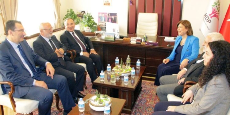 تركيا.. أردوغان يبعث وزيرًا إلى الحزب الكردي!