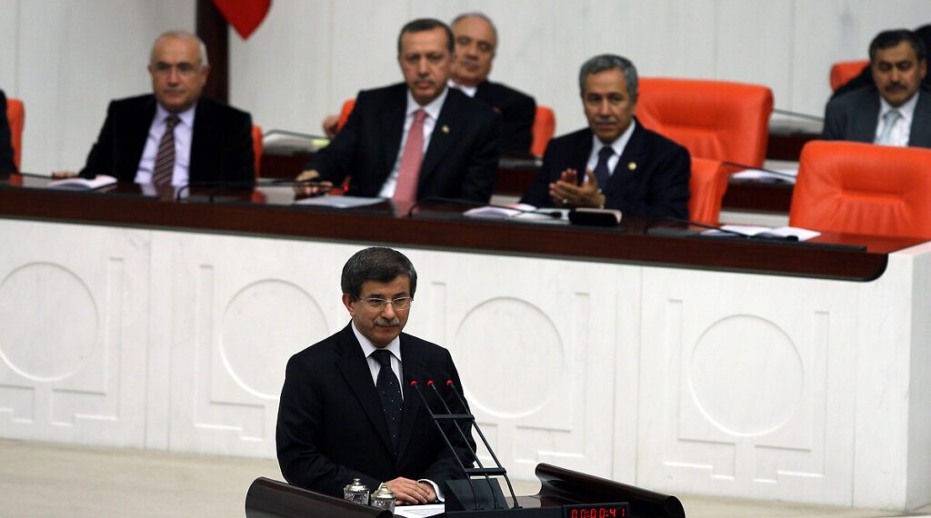 داود أوغلو يعلق على تشبيه أردوغان بـ”تشي جيفارا”