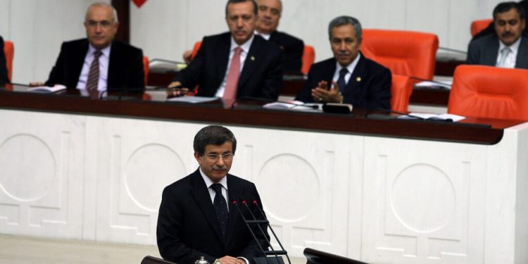 داود أوغلو يعلق على تشبيه أردوغان بـ”تشي جيفارا”