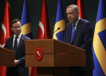 أردوغان يطالب رئيس الوزراء السويدي بتسليم صحفي تركي معارض