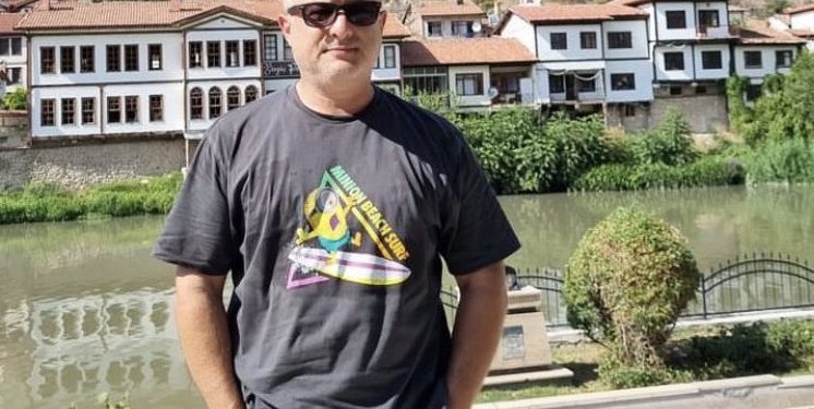 اعتقال مراسل قناة المفصولين تعسفيًّا في تركيا