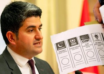 سياسي تركي: 200 ألف سوري وإيراني وليبي بقوائم الناخبين في تركيا