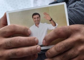 استطلاع رأي: هل يتخلى حزب الشعوب الديمقراطي عن دميرطاش؟