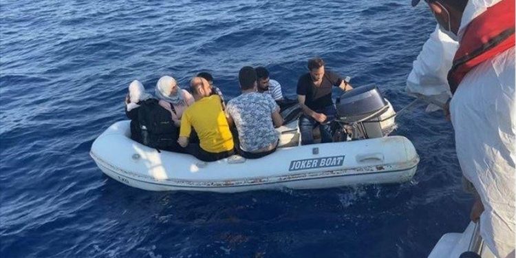 خفر السواحل التركي ينقذ 6 مهاجرين غربي تركيا