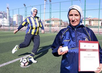 تُركية تحترف كرة القدم بعمر الـ 48!