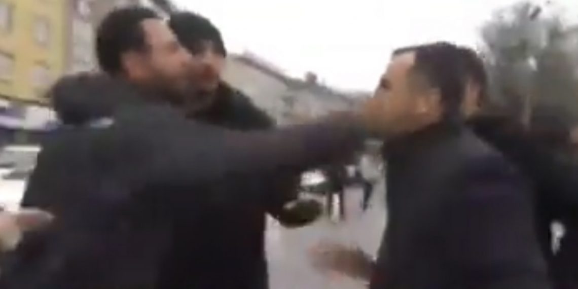 الشرطة التركية تصفع الرئيس المشارك لحزب الشعوب الديمقراطي في إسطنبول!