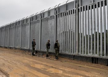 اليونان تقرر تمديد الجدار الفولاذي على الحدود مع تركيا