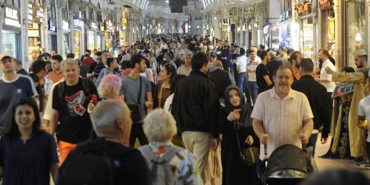 تقرير: ارتفاع نفقات السياح الأجانب في تركيا بنحو 65 في المئة