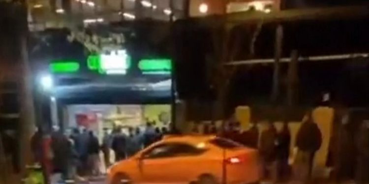 الأتراك يصطفون للحصول على اللحم المدعم